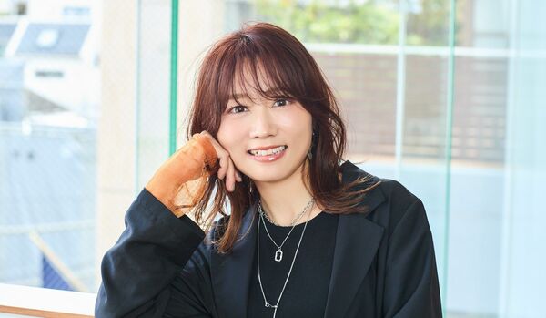 【丸顔×ミディアムヘア】ボブベースのレイヤースタイルで、縦ラインを強調して好バランスに