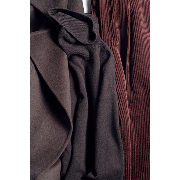 素材ミックスなめらかな一枚仕立てのウールコートに、細リブのカシミヤニット、さらにパンツは赤みの強いブラウンの太畝コーデュロイ。濃厚なブラウン系でありながら、表面感の違いにも注目。