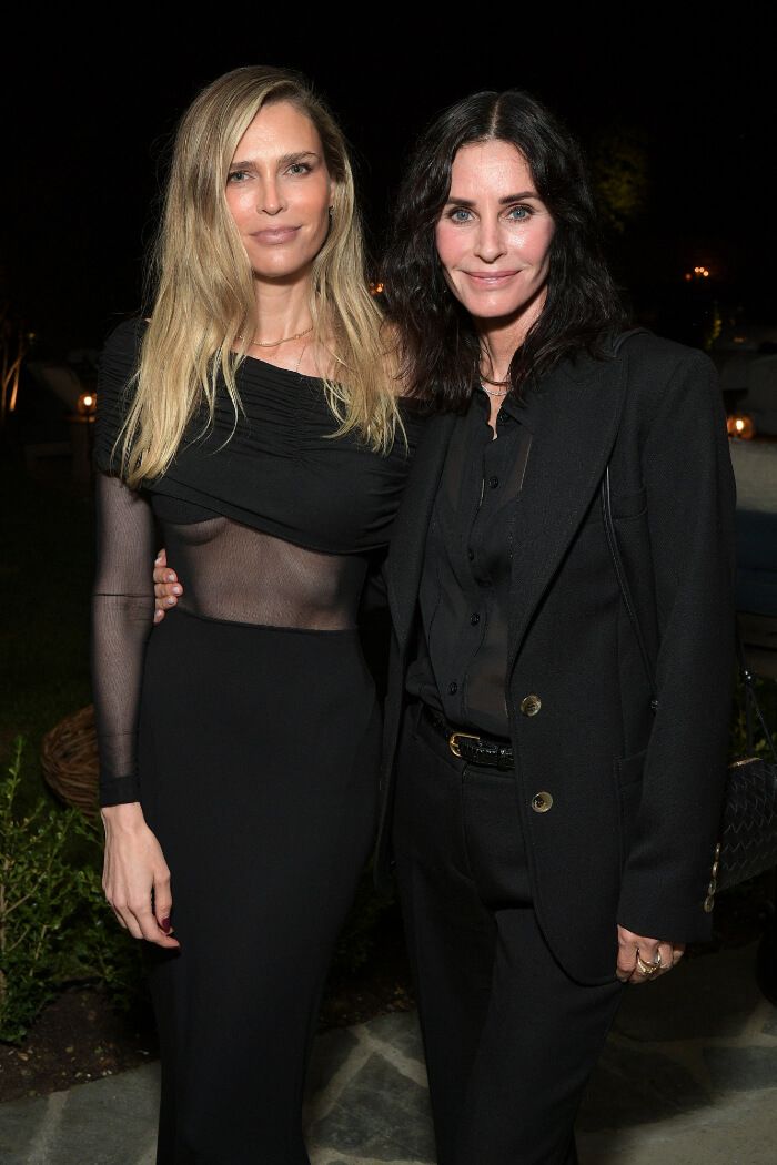 左は、サラ・フォスター。