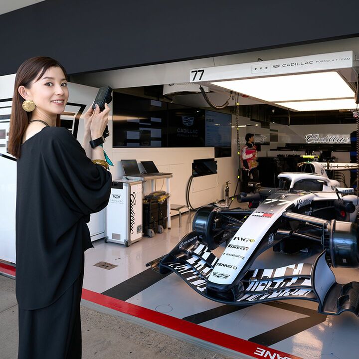 左／ピットガレージで出走準備中のF1マシンを前にした朝比奈さん。愛用のカメラを取り出しパシャリ！