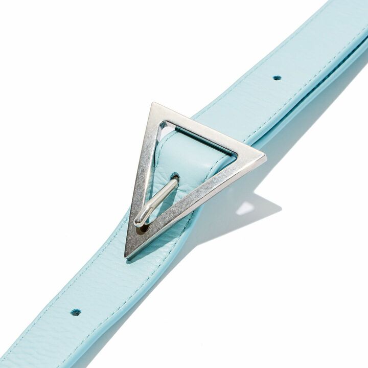 ストラップにあしらわれたトライアングル型のバックル