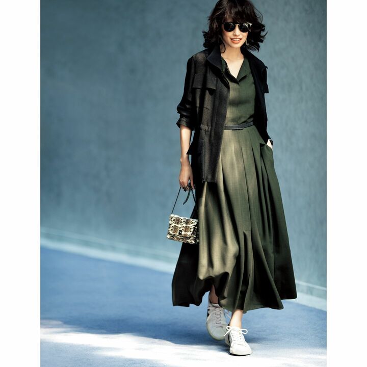 ワンピース［ホースヘアのベルト付き、5月中旬発売予定］￥265,000・ジャケット ［6月中旬発売予定］￥335,000・バッグ￥249,000・靴／参考商品（アクリスジャパン〈アクリス〉） その他／私物