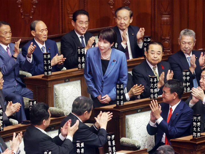 2025年10月21日、第104代首相に指名されて起立する自由民主党の高市早苗総裁。