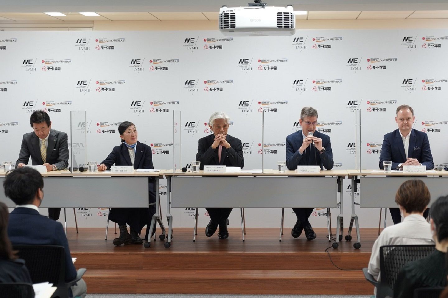 記者会見より。左から柴田誠氏(東京モード学園校⾧)、 後藤京子氏(学校法人日本教育財団理事) 、近藤誠一氏(国際ファッション専門職大学学⾧)、 ノルベール・ルレ氏(LVMH ジャパン 代表取締役社⾧) 、ステファン・ヴォワイエ氏(LVMH ジャパン 人事担当シニアバイスプレジデント)