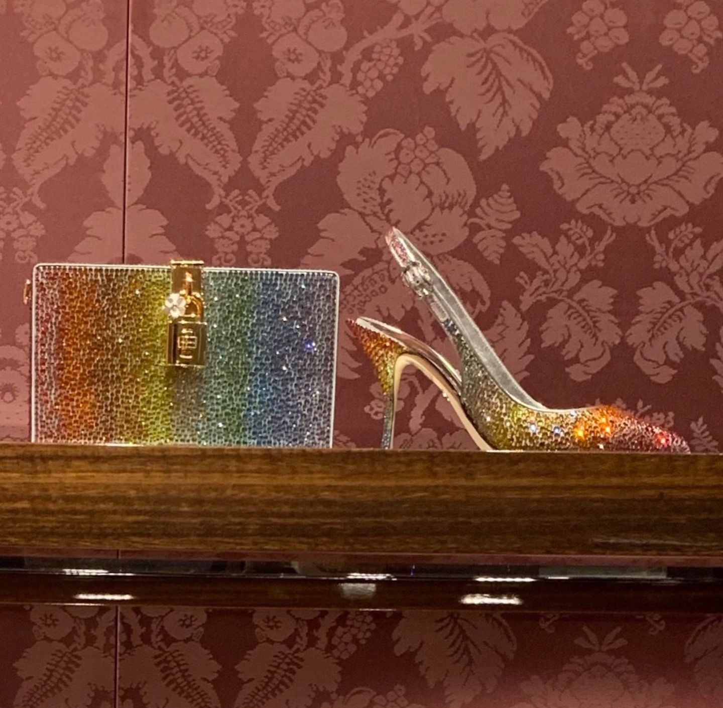 バッグ「ドルチェボックス」【縦11×横19.5×マチ4.5cm】¥470,000 ・パンプス【ヒール9cm】¥199,000(税抜)