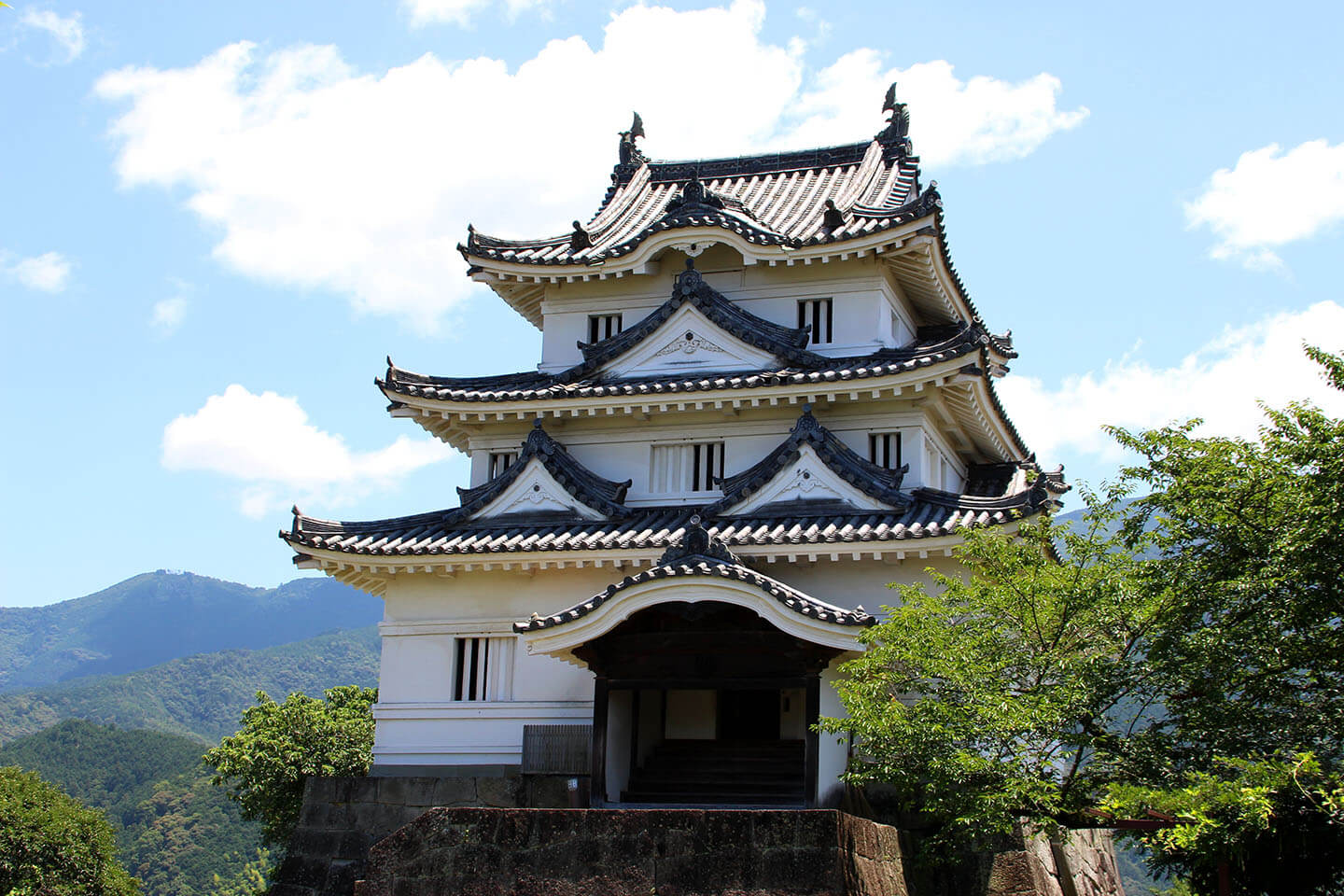 愛媛県の宇和島城は西園寺氏家臣の西園寺宣久が居城とした歴史がある