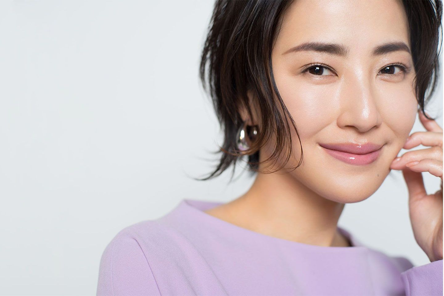 ピンクオークル系のファンデーションで仕立てた、温かみのある美しい肌。