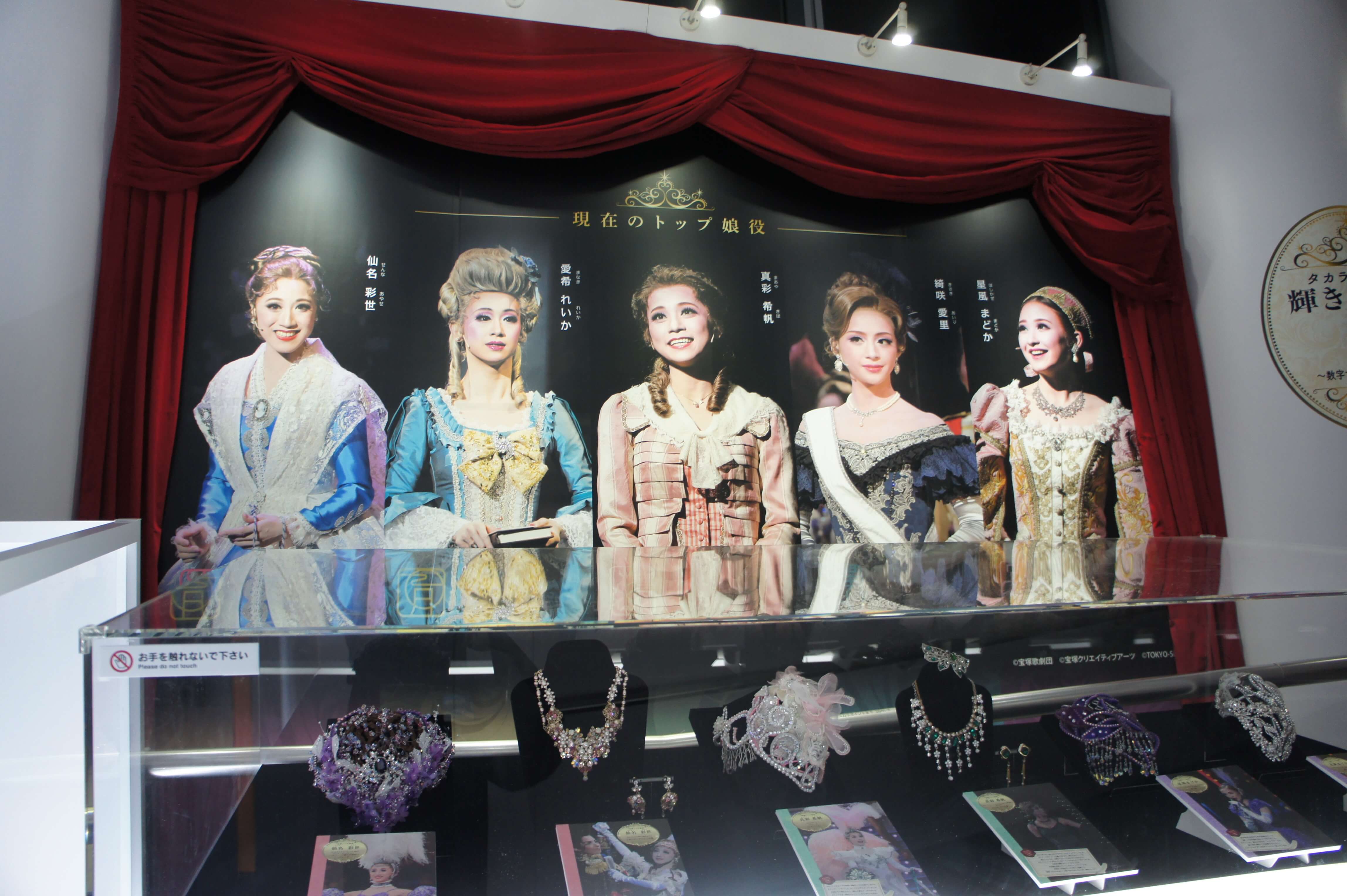 娘役さんファンにもうれしいコーナー。実際のヘアアクセサリーなども展示してあります