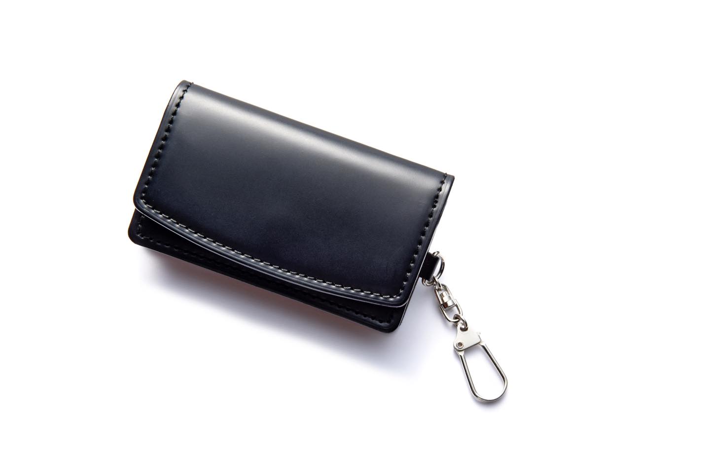 フラップ式を採用。中にはキーホルダーが一つ取り付けられている。【W1.9×H9.3×D2cm】スマートキーケース¥12,000(モルフォ〈キプリス〉)