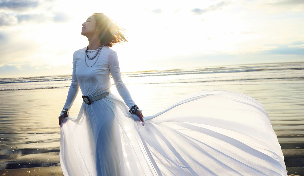 中村アンさんが颯爽とまとう【清らかなホワイトが美しいシアードレス