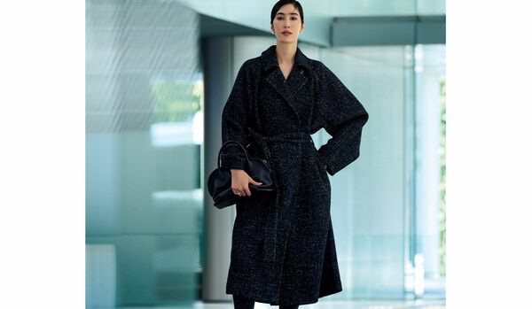 上質なリラックス感を醸す「ザ・ロウ」のコート|どんな場にも自然に溶け込む静かなラグジュアリー感
