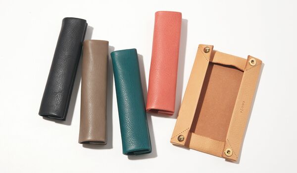 トレイに変身する新発想に注目!靴職人の緻密な技術が宿るミニマルなペンケース『ドリット ペン ロール』
