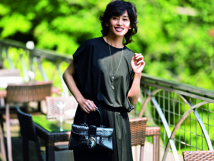 バッグ¥2,530,000（デルヴォー・ジャパン） 『ジョゼフィーヌ ロンド・ドゥ・ニュイ』[WG×ダイヤモンド] ネックレス¥2,440,000・リング¥1,011,000（ショーメ）