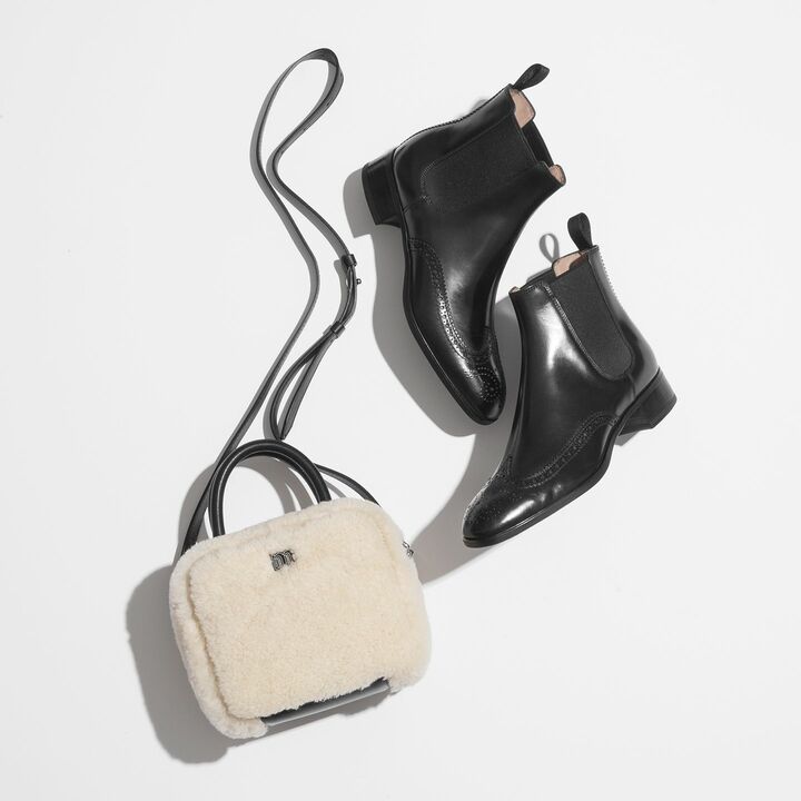 ［上から］靴￥120,000（リエート〈サントーニ〉）　バッグ￥000,000（バーニーズ ニューヨーク　カスタマーセンター〈ミチノ〉）