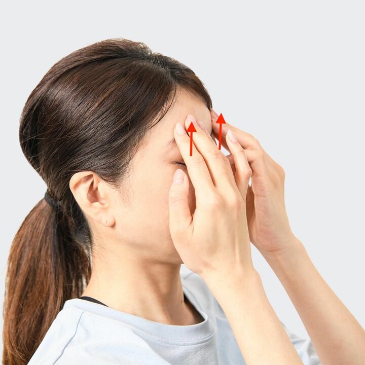指3本で持ち上げる