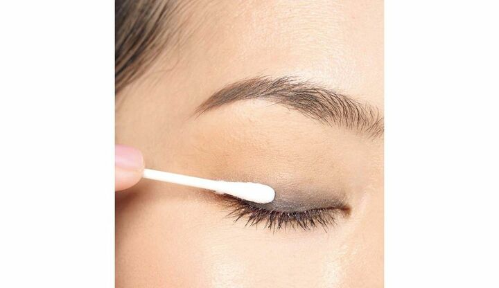 カラーアイライナーで目元をメイクしたモデルの松田珠希さんとカラーアイライナー