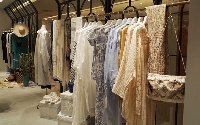 ハウス オブ ロータス二子玉川店のウェアのラック
