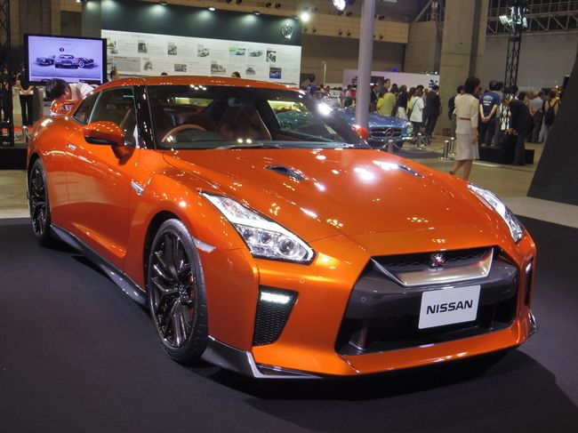 「スカイライン伝説」を継承しながら独立したモデルとなった日産「GT-R」も登場。こちらは最新スペックの2017モデルだ。