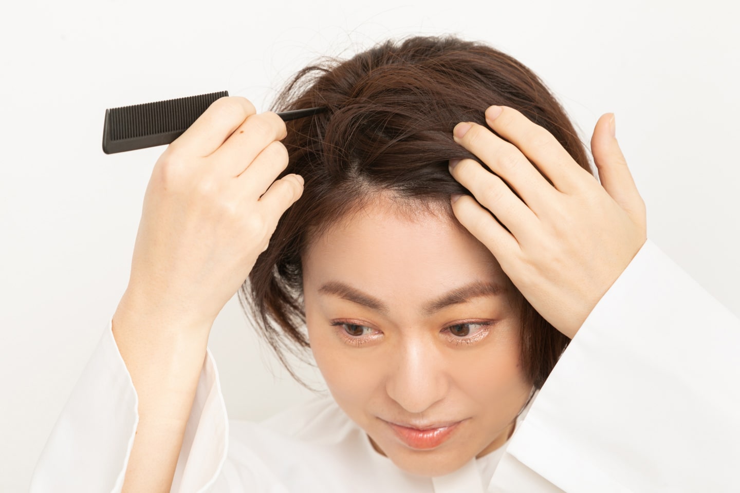 黒目の延長線上を意識して、サイドパートに分ける。分け目はコームや指を使い、ジグザグにするとふんわり感アップ。