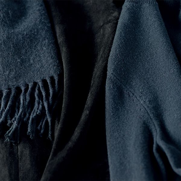 上質なカシミヤやスエード素材のマットな質感で黒の着こなしを上品に、やわらかく見せて。