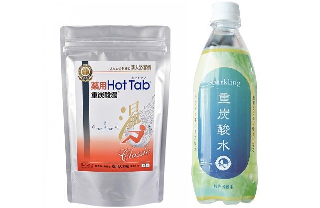 左:やわらかな発泡感で、有効成分が温浴効果を高め血行を促進。冷えや肩こり解消にも。薬用ホットタブ重炭酸湯Classic<医薬部外品> 45錠 ¥3,600 右:重曹とクエン酸から作られた飲料用重炭酸水。スパークリング重炭酸水 500ml×12本 ¥2,880