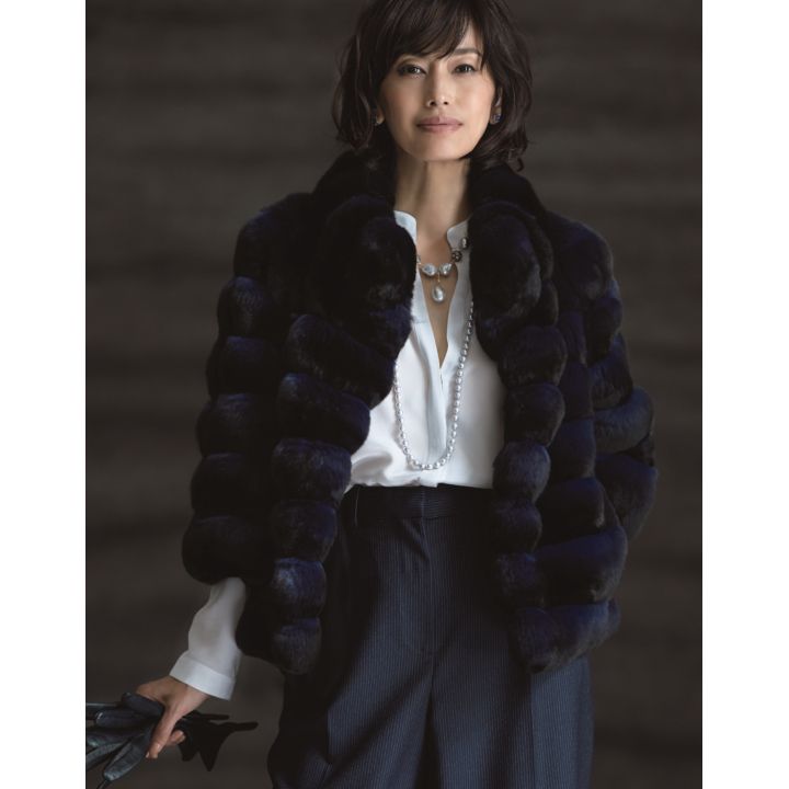 ショートコート(CHIE IMAI)、ソフィエのブラウス・ステファノのパンツ(チェルキ)、ピアス・ネックレス(アルテミス・ジョイエリ〈アルテミス・ジョイエリ〉)、ネックレス(ボンマジック)グローブ/私物 撮影/熊澤 透 BY:『Precious12月号』小学館、2019年