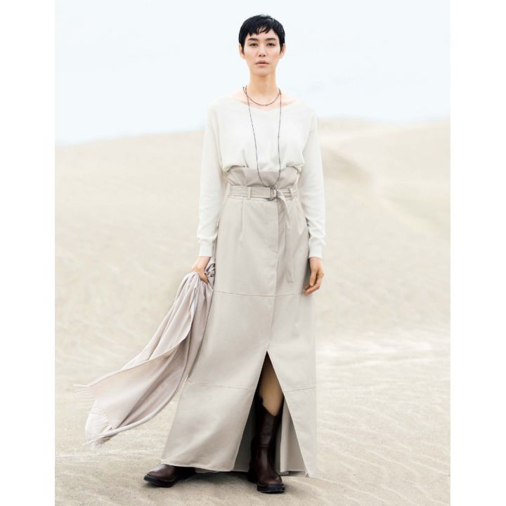 ニット/Precious創刊15周年記念コラボ商品・ネックレス・ストール・スカート・靴(ブルネロ クチネリ ジャパン) 撮影/浅井佳代子 BY:『Precious12月号』小学館、2019年