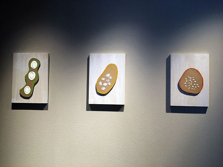 「ENSO ANGO TOMI I(富⼩路通 I)」の客室には「食」をテーマにした日比野克彦氏のアートが飾られている。