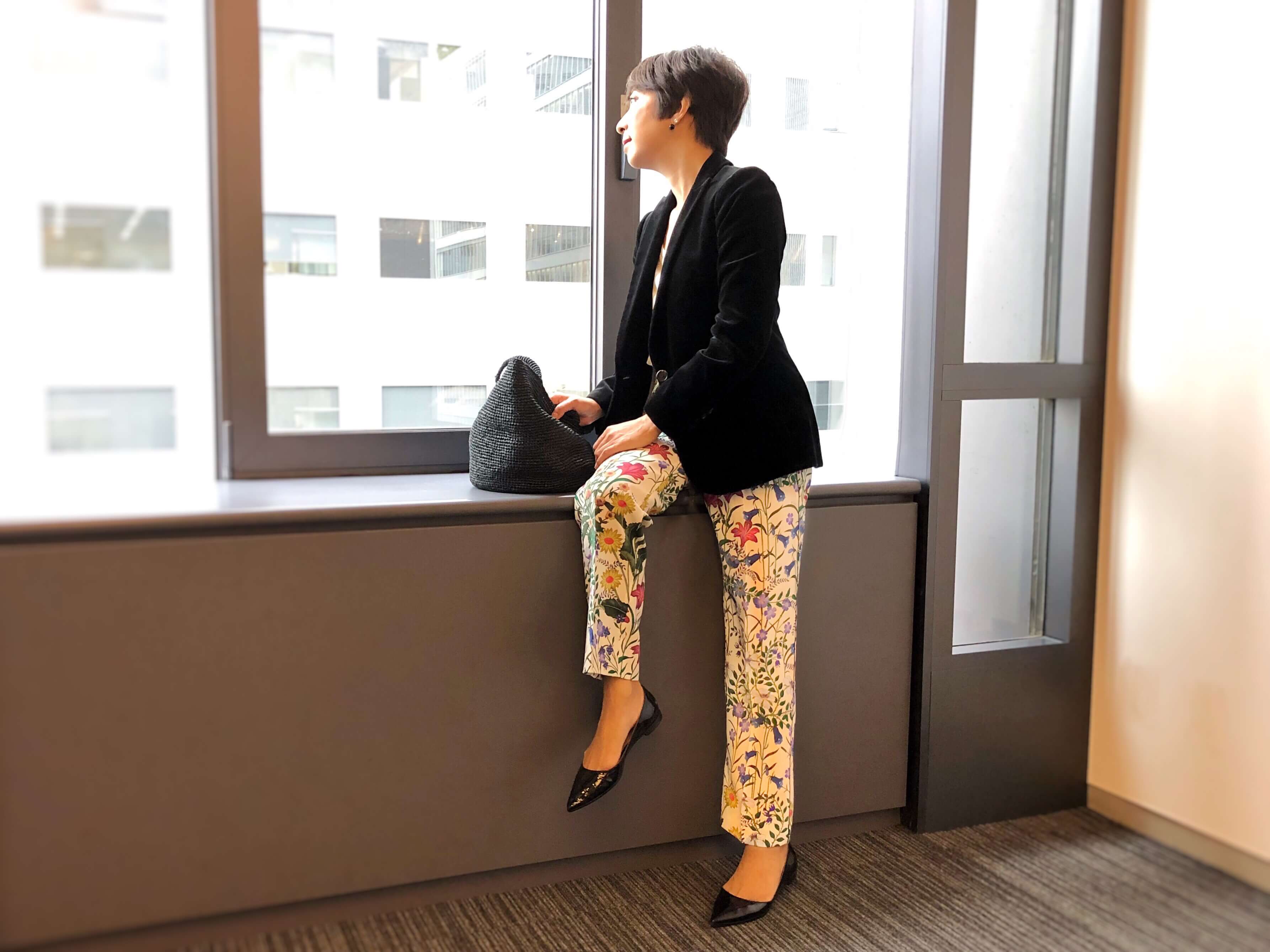 ジャケット好きとはいえ、ずーっと着ていると肩がこることもあるので、脱ぎ着を想定したインナーを。合わせたノースリーブのブラウスは、ボトムとも相性のいいシルクストレッチ素材。首回りやそでぐりのカッティングも美しく、適度につやがあるので、一枚でも寂しく見えません。ジャケット/J.crew パンツ/グッチ ブラウス/サポートサーフェス×ストラスブルゴ バッグ/Sans Arcidet 靴/プラダ