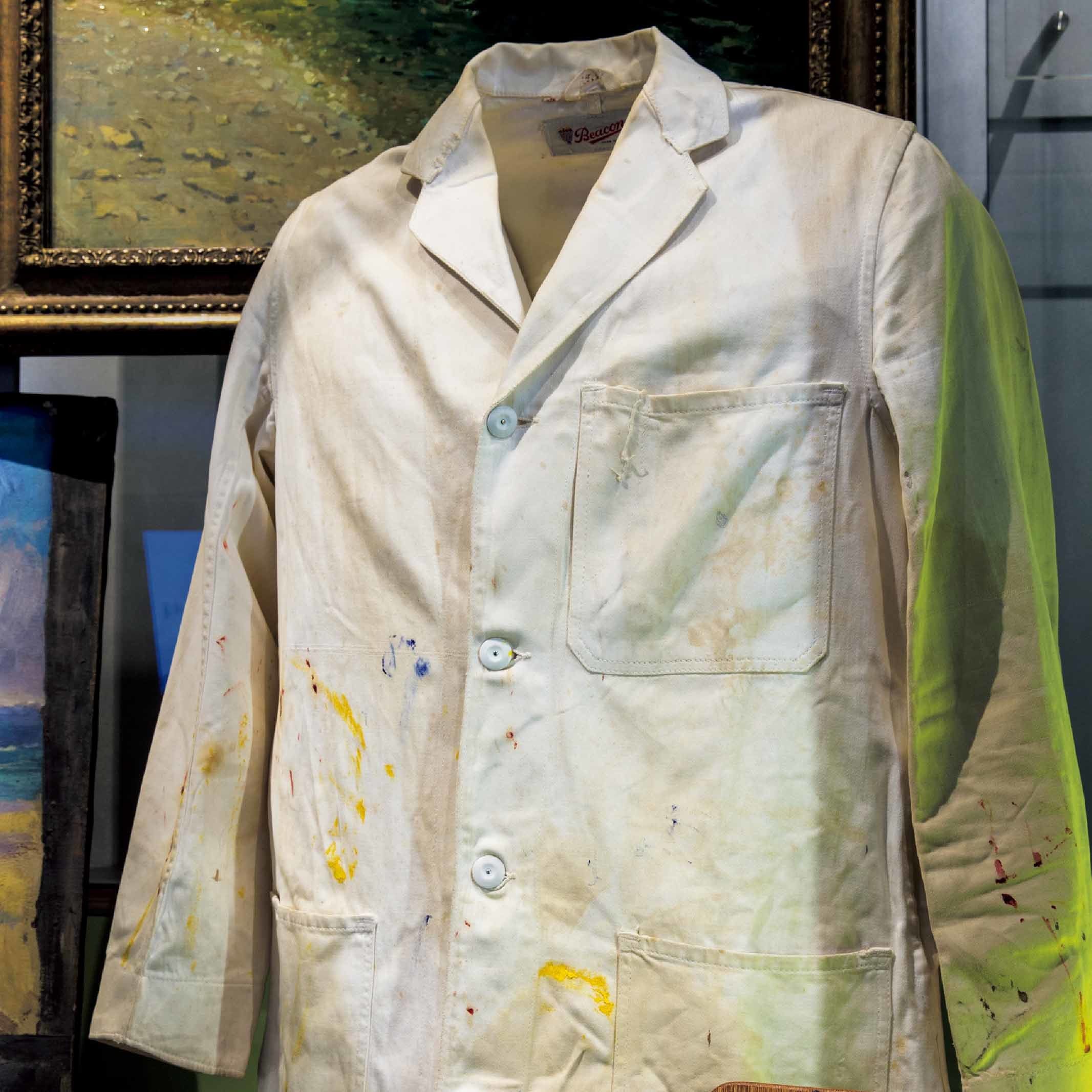チャーチルが後年に愛用した、油絵の具のシミも生々しいスモックとパレット。1915年に、海軍大臣辞職の失意を慰めるために絵画をスタートした彼は、「絵画がなかったらとっくに死んでいる」と妻にも評されている。生涯のうちに500もの作品を残した彼は、いったいどれほどの苦悩と戦ってきたのだろう。