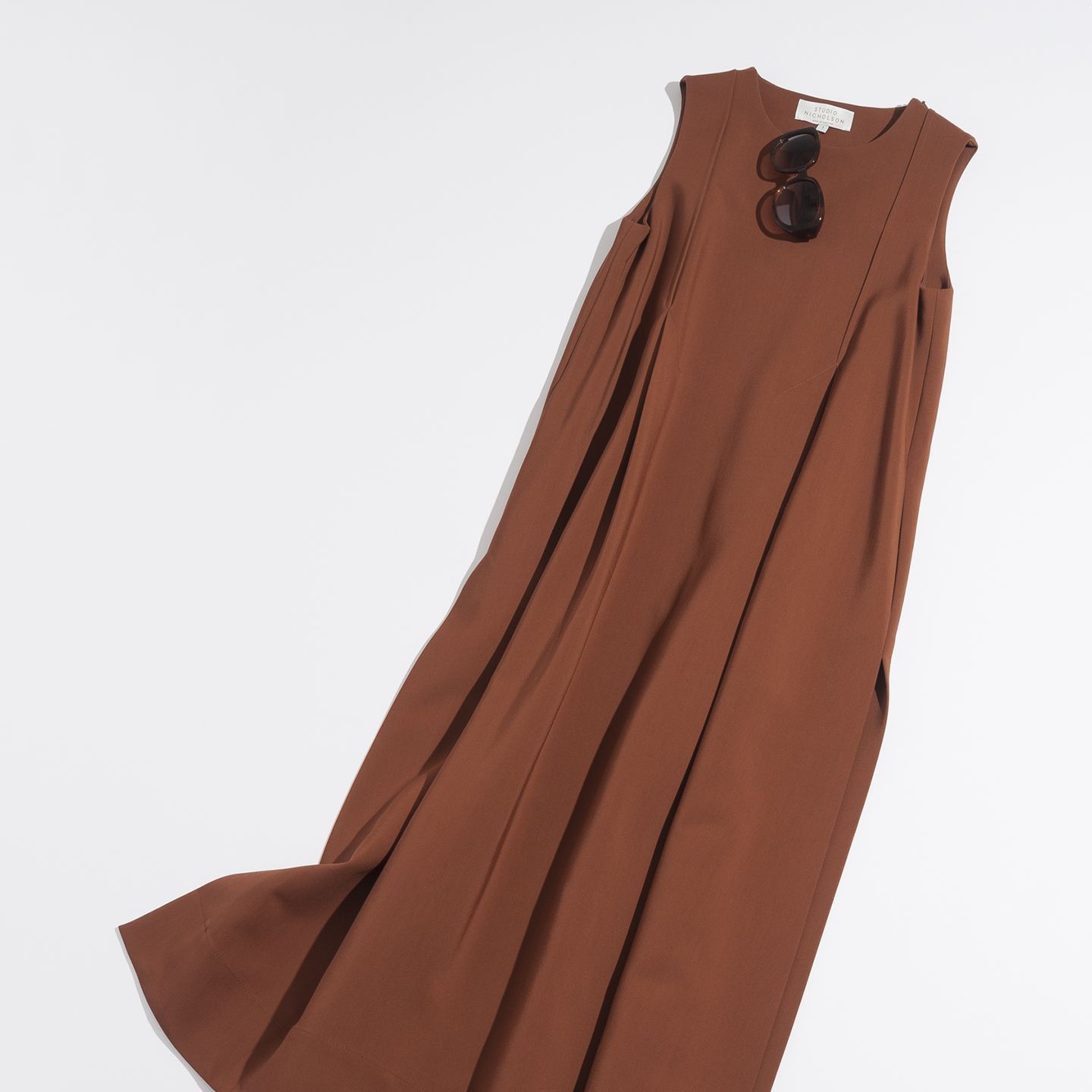 サングラス「レイナ」¥33,500(タカロック〈クレア〉)ワンピース¥79,000(キーロ〈スタジオ ニコルソン〉)
