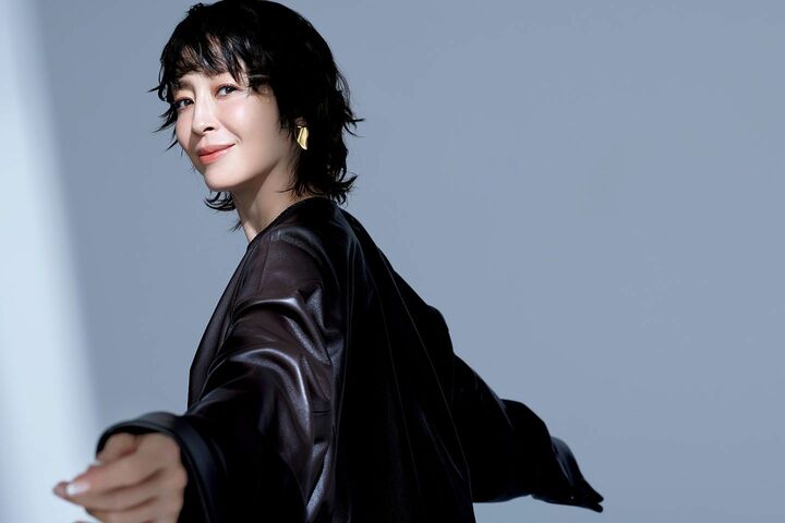 ピアス￥160,600・ブラウス・スカート／共に参考商品（ボッテガ・ヴェネタ ジャパン）