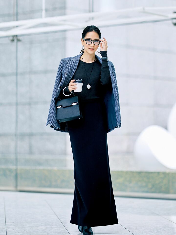 オーラリーのウエアを着用したモデルのAtsukoさん