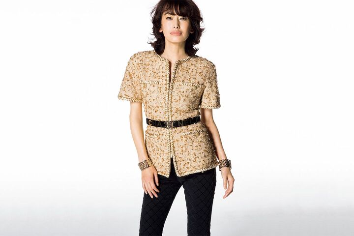 ジャケット￥772,000［ツイード］・パンツ／参考商品・ベルト￥163,000・ブレスレット各￥233,000（シャネル）