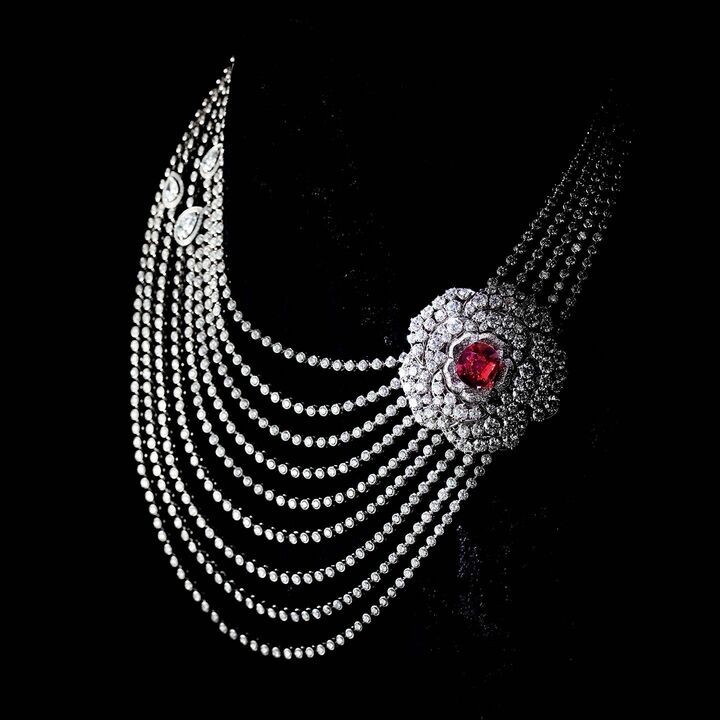 ネックレス「1.5 1カメリア モチ ーフ. 5アリュール」￥369,600,000／参考価格［ホワイトゴールド×ダイヤモンド×ルビー］（シャネル）　[Precious2019年5月号52ページ]