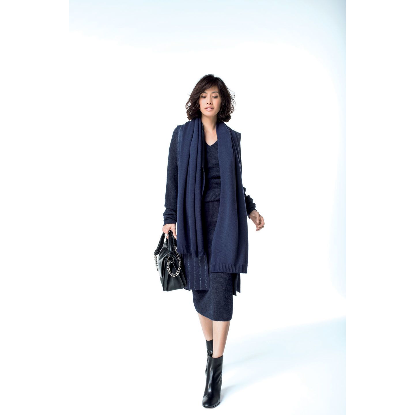 ストライプのジレ・ワンピース(ショールーム リンクス〈セドリック シャルリエ〉)、ストール(チェルキ〈アンドレ マウリーチェ〉)、リング(ダミアーニ 銀座タワー)、バッグ(トッズ・ジャパン)、靴(ドゥロワー 丸の内店〈ジャンヴィト・ロッシ〉)