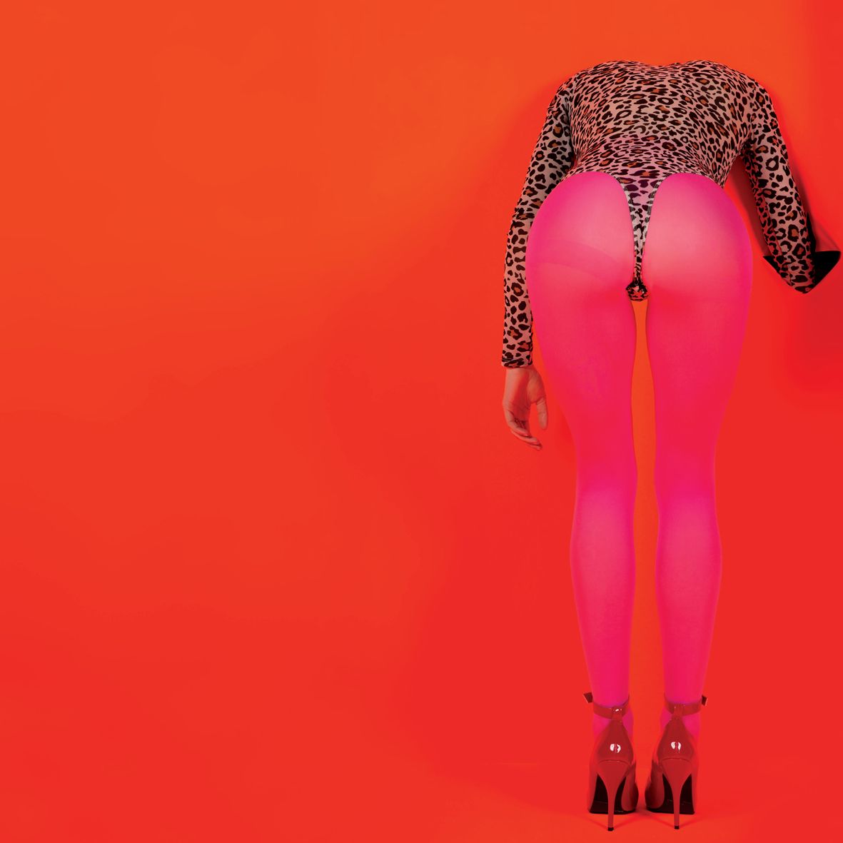 シンガーソングライター、セイント・ヴィンセントのニューアルバム『MASSEDUCTION』10月13日リリース。動画は「Los Ageless」のMV