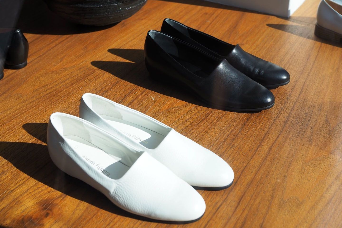 職人の技術が引き立つシンプルなフラットシューズは¥38,000(税抜)