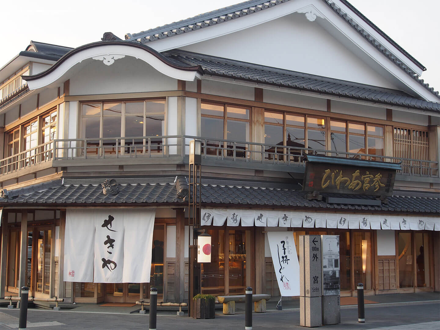 3:土産には老舗店の本格あわびを吟味【伊勢せきや 本店】