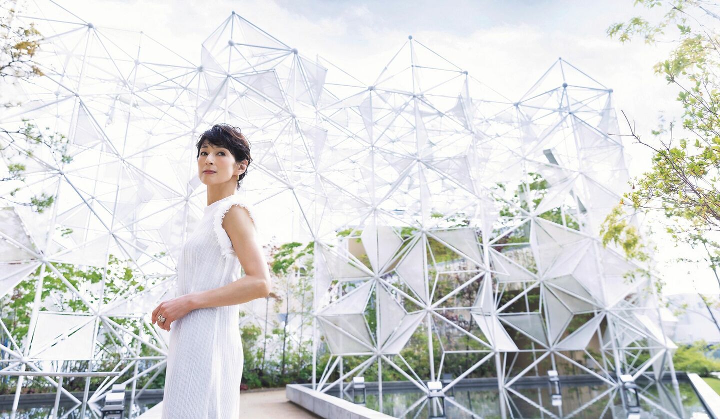 俳優の鈴木保奈美さんが開催中の大阪・関西万博「カルティエ」ウーマンズ パビリオンの前にたたずむ画像