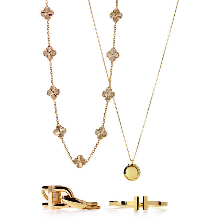 [右上]なめらかに磨き上げられたゴールドのボールモチーフが胸元をモダンに彩る。ネックレス[イエローゴールド]￥85,000・[右下]硬質な煌めきで手元を辛口に仕上げて。バングル[イエローゴールド]￥725,000（ティファニー・アンド・カンパニー・ジャパン・インク）、[左上]ミラーポリッシュ仕上げのイエローゴールドにギョウシェを施すことで、強い光を放って。ネックレス[イエローゴールド]￥1,125,000・[左下]南京錠から着想を得たブレスレット時計で、品格漂う手元に。時計[イエローゴールド、ケースサイズ：縦14×横26mm、クオーツ]￥2,875,000（ヴァン クリーフ＆アーペル）　[Precious2019年2月号58-59ページ] 