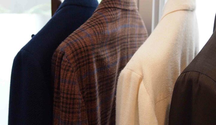 小さなアームホールに、シャツのように袖をいせ込んで縫いつけた「雨降り袖」が、 極上の着やすさを生む。