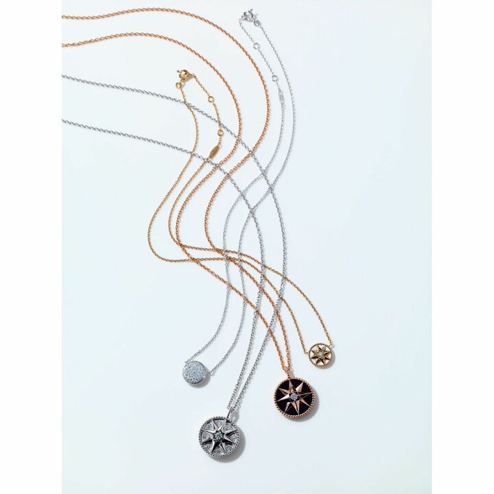 動きに合わせてチャームがチェーンの上で反転し、あるときはカラーストーンやダイヤモンド、またあるときはモチーフが見え、胸元を表情豊かに彩る。ネックレス『ローズ デ ヴァン』左から／［ホワイトゴールド×ダイヤモンド］￥700,000・［ホワイトゴールド×ダイヤモンド］￥2,300,000・［ピンクゴールド×オニキス×ダイヤモンド］￥485,000・［イエローゴールド×マザー オブ パール×ダイヤモンド］￥191,000（クリスチャン ディオール〈ディオール ファイン ジュエリー〉）