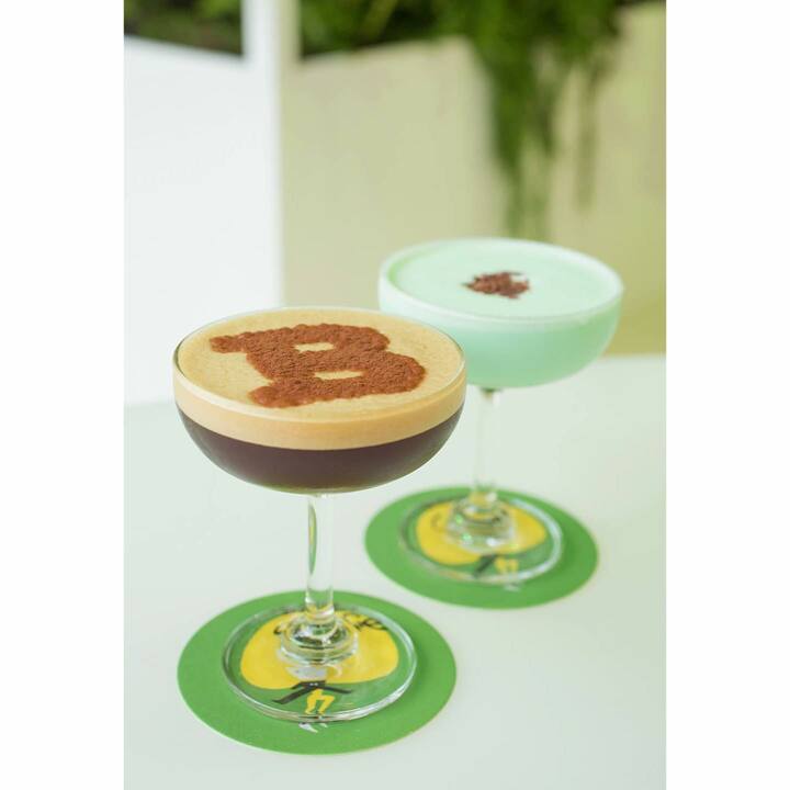 「Bally シェケラート 」(写真手前¥800)と「チョコレート・グラスホッパー」(写真奥¥800)