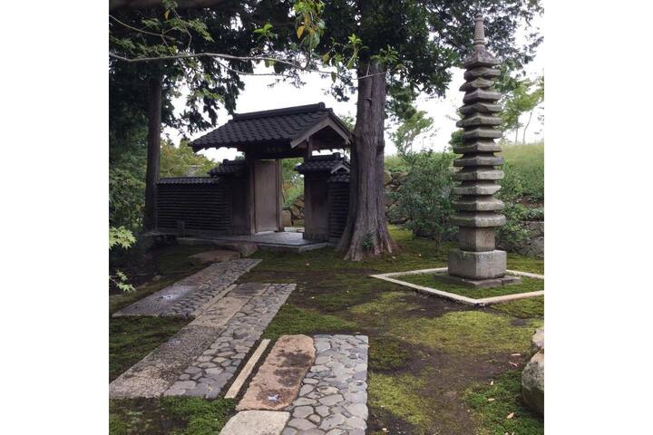 京都か奈良のお寺のようにみえるけれど、これもれっきとしたアートスペースです! 今はなき箱根の老舗旅館より移築された門に、奈良から移築された十三重の石塔。敷かれた石は、比叡山の麓、日吉大社で礎石として使われていたもの。苔むした風情からは、ここが、わずか十数年前まで農家所有の山だったことなど想像すらできません