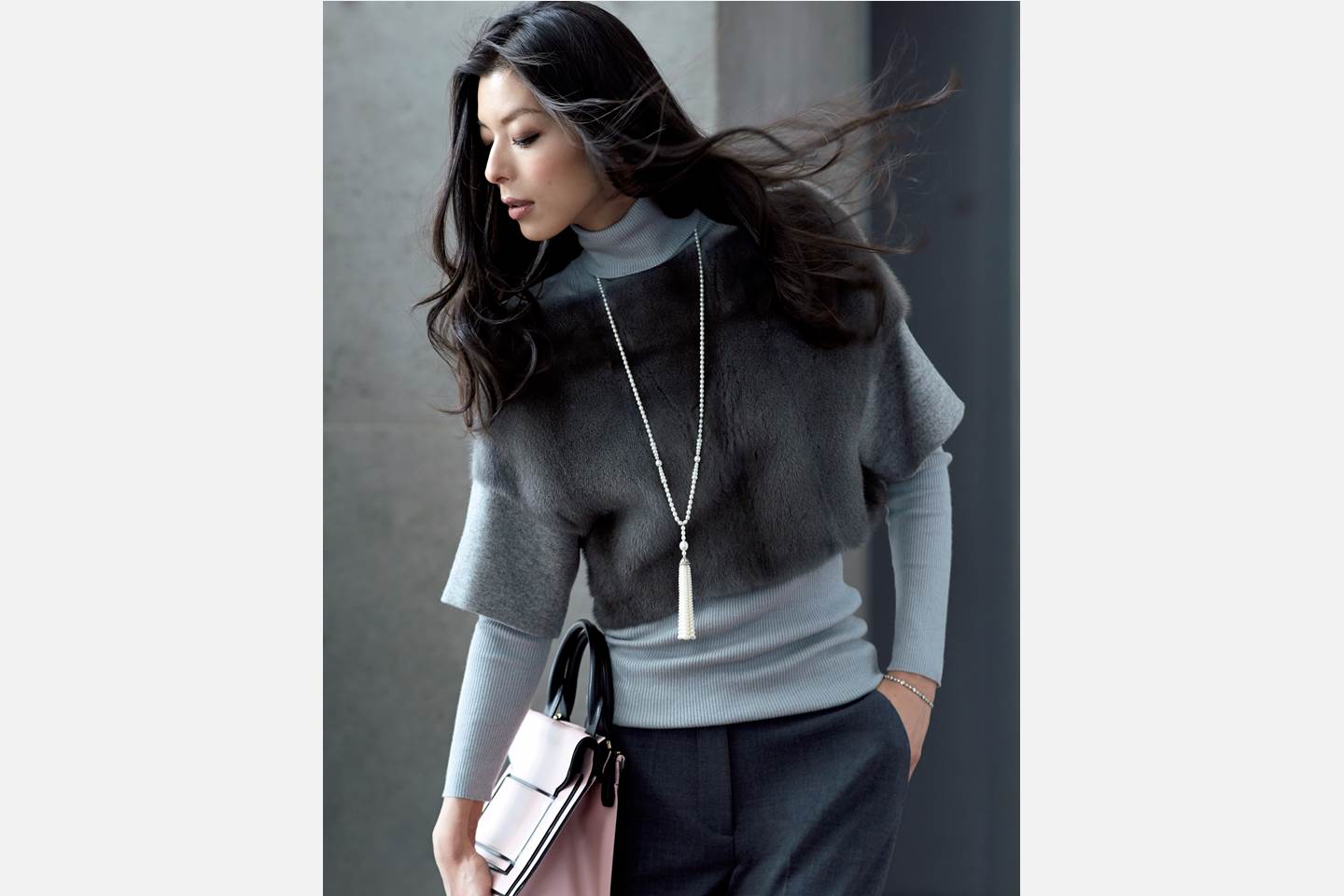 プルオーバー・パンツ(コロネット〈アキラーノ・リモンディ〉)、ニット(Theory luxe)、バッグ(ステディ スタディ〈ピエール アルディ〉)、ネックレス・ブレスレット(ティファニー・アンド・カンパニー・ジャパン・インク)