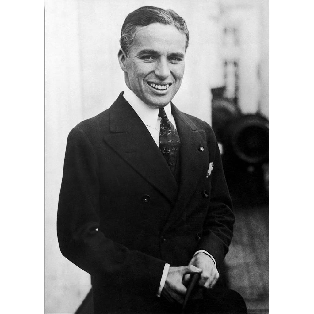 劇中とのギャップに驚く紳士的なスーツスタイル! 1889~1977年。言わずと知れた世界最高峰のコメディアン、監督、俳優である。ボウラーハットにステッキ、だぶだぶのパンツといった劇中のスタイルがあまりにも有名だが、その若き日の素顔は意外にもスマートな二枚目。小柄だがビスポークスーツを着こなした姿はスタイリッシュである。写真:Album/アフロ