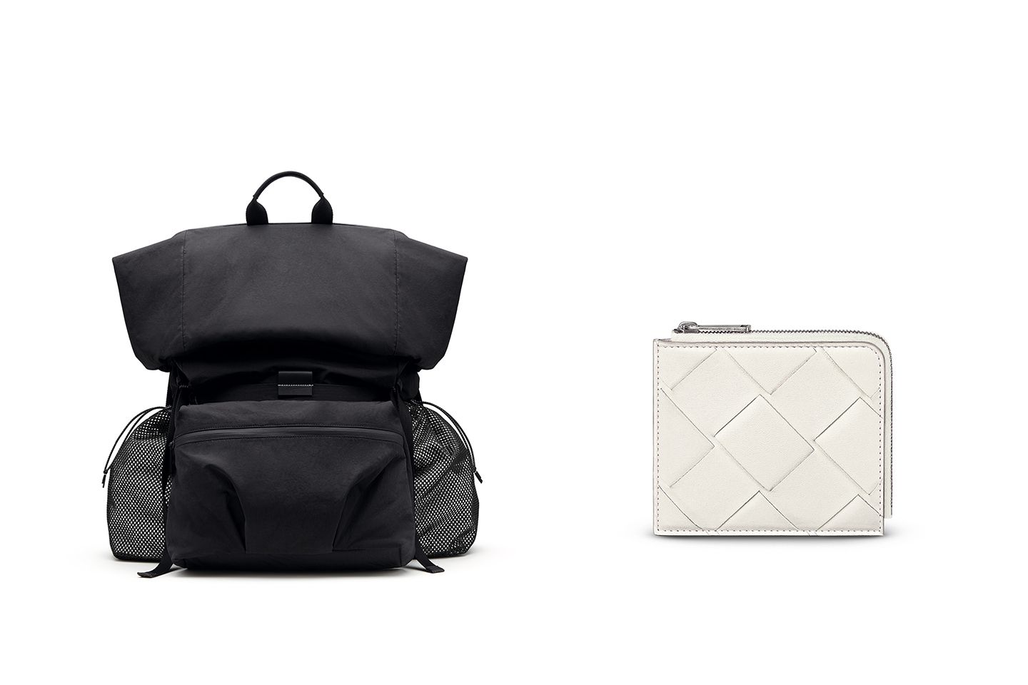 左から バッグ「The Paper Touch Nylon Backpack」【縦52.5×横41×マチ29.8cm】¥210,000・財布【縦9.5×横11×マチ1cm】¥49,000(税抜、日本限定色)