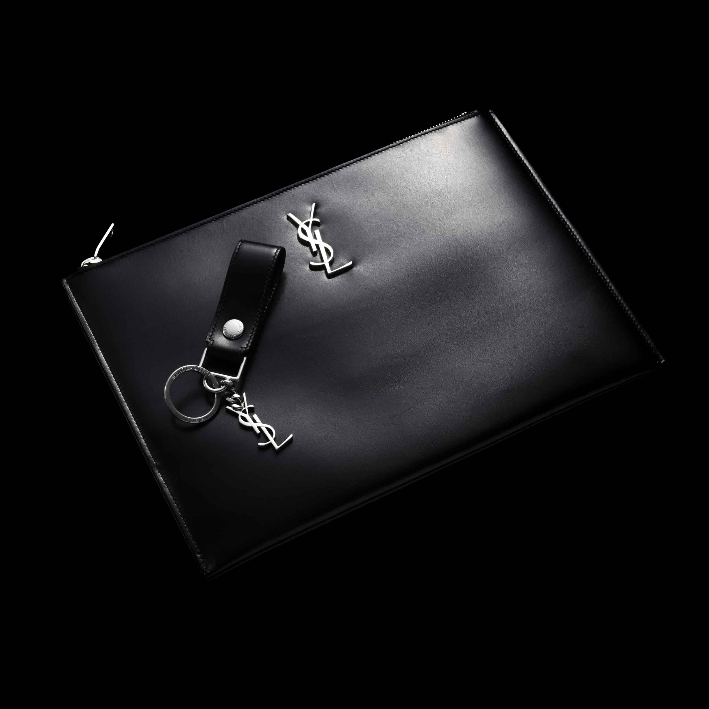 【W29×H21×D1.5cm】クラッチ¥69,000・キーホルダー¥37,000(イヴ・サンローラン〈サンローラン バイ アンソニー・ヴァカレロ〉)
