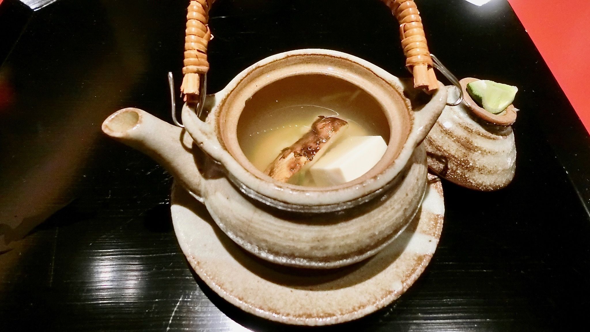 松茸に加え、しっかりとした食感の豆富も入っています